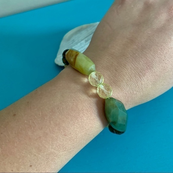 Green Jade Stone Stretch Bracelet - Picture 3 of 4